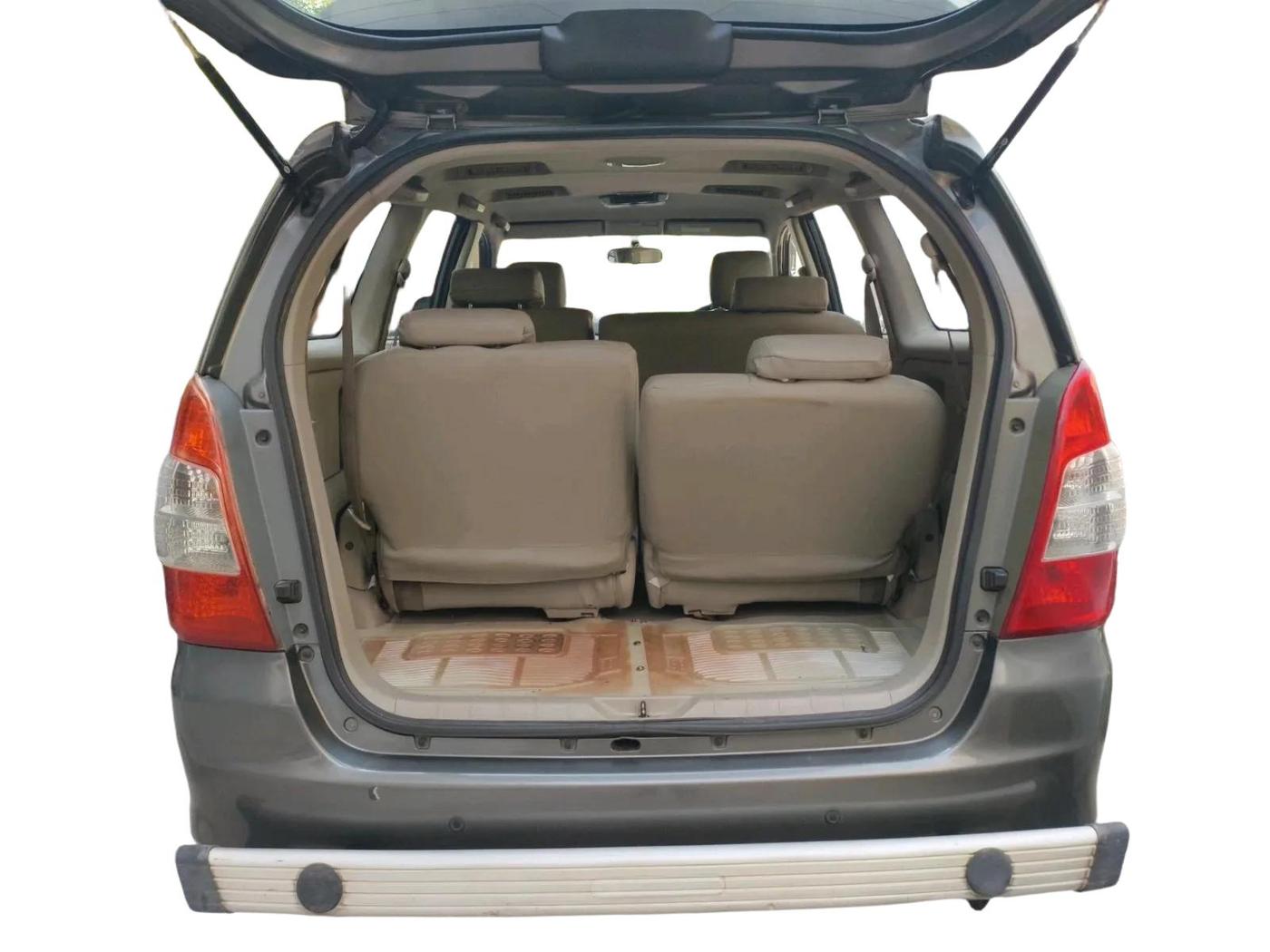 2013 Toyota Innova 2.5 GX 8 STR, Diesel, Manual, 1,73,075 km, exterior