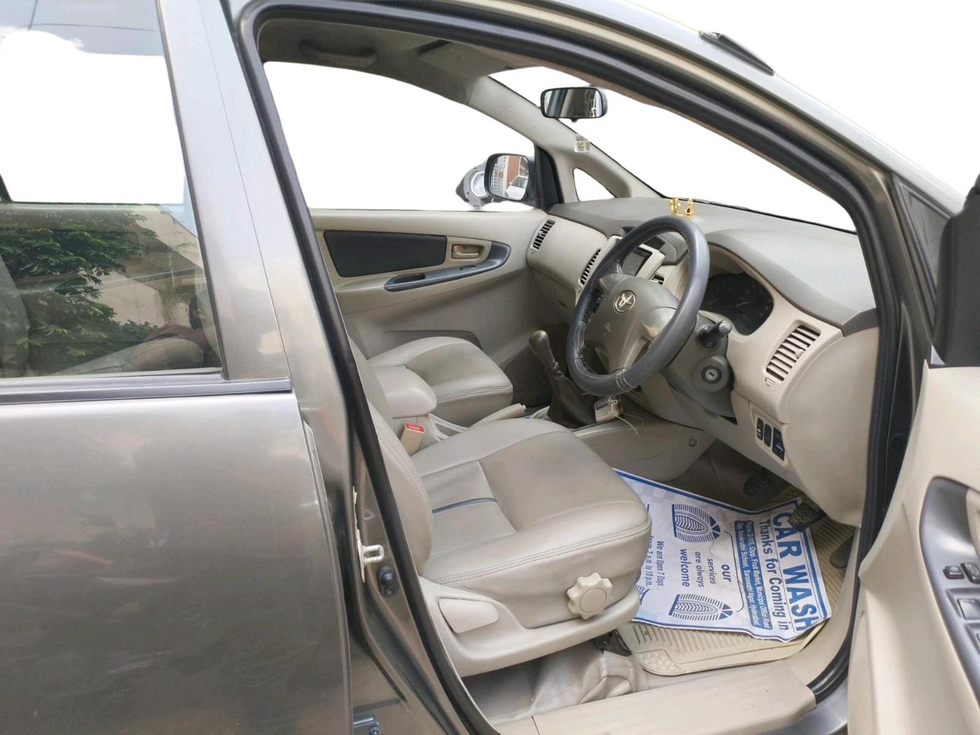 2013 Toyota Innova 2.5 GX 8 STR, Diesel, Manual, 1,73,075 km, interior
