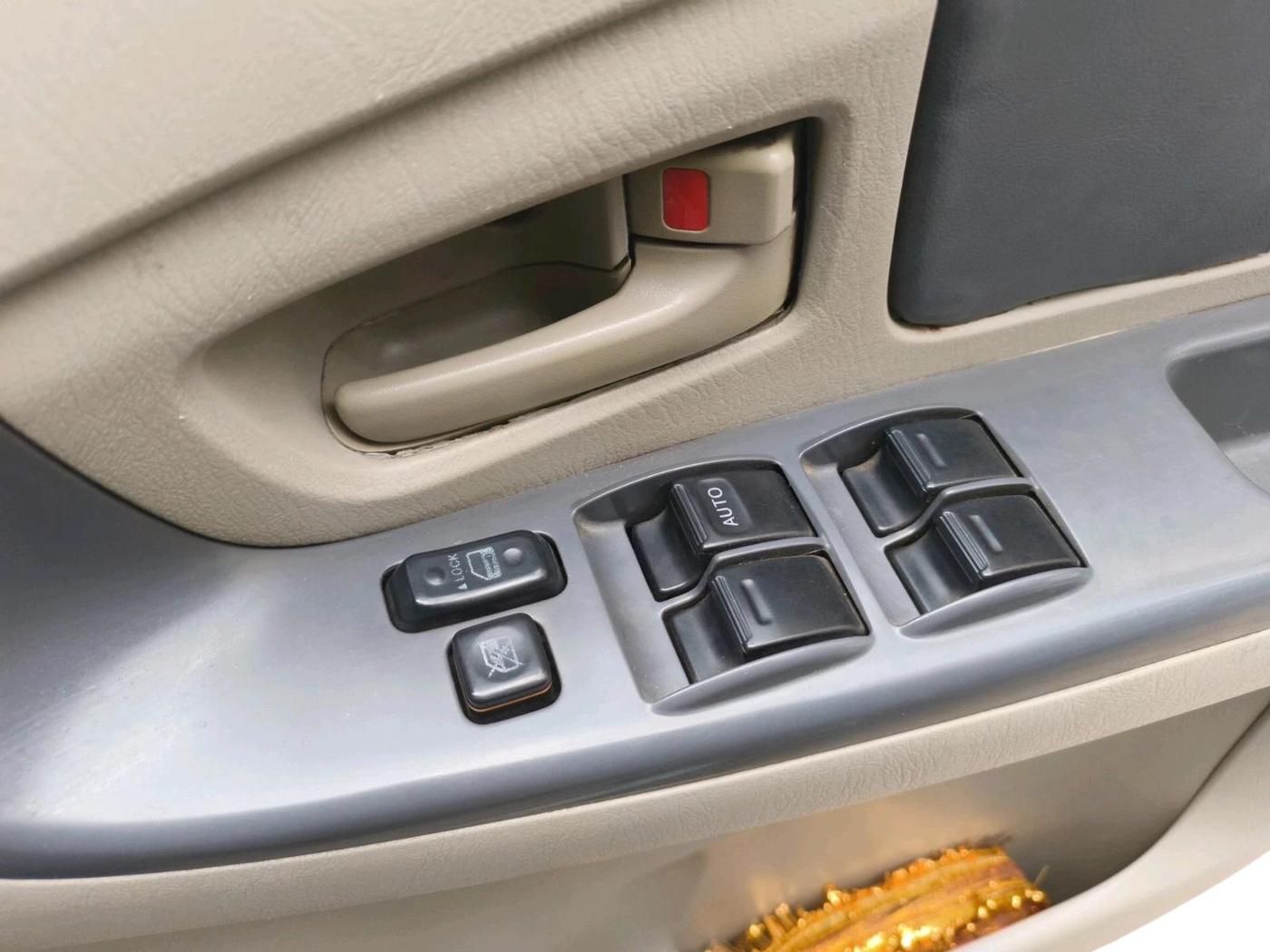 2013 Toyota Innova 2.5 GX 8 STR, Diesel, Manual, 1,73,075 km, interior