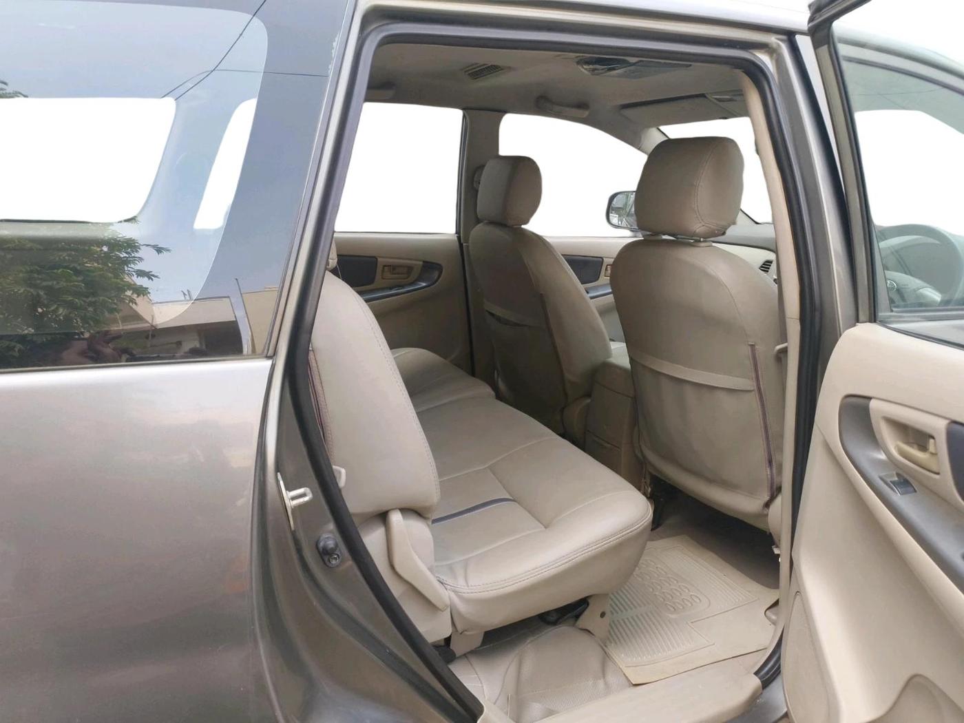 2013 Toyota Innova 2.5 GX 8 STR, Diesel, Manual, 1,73,075 km, interior