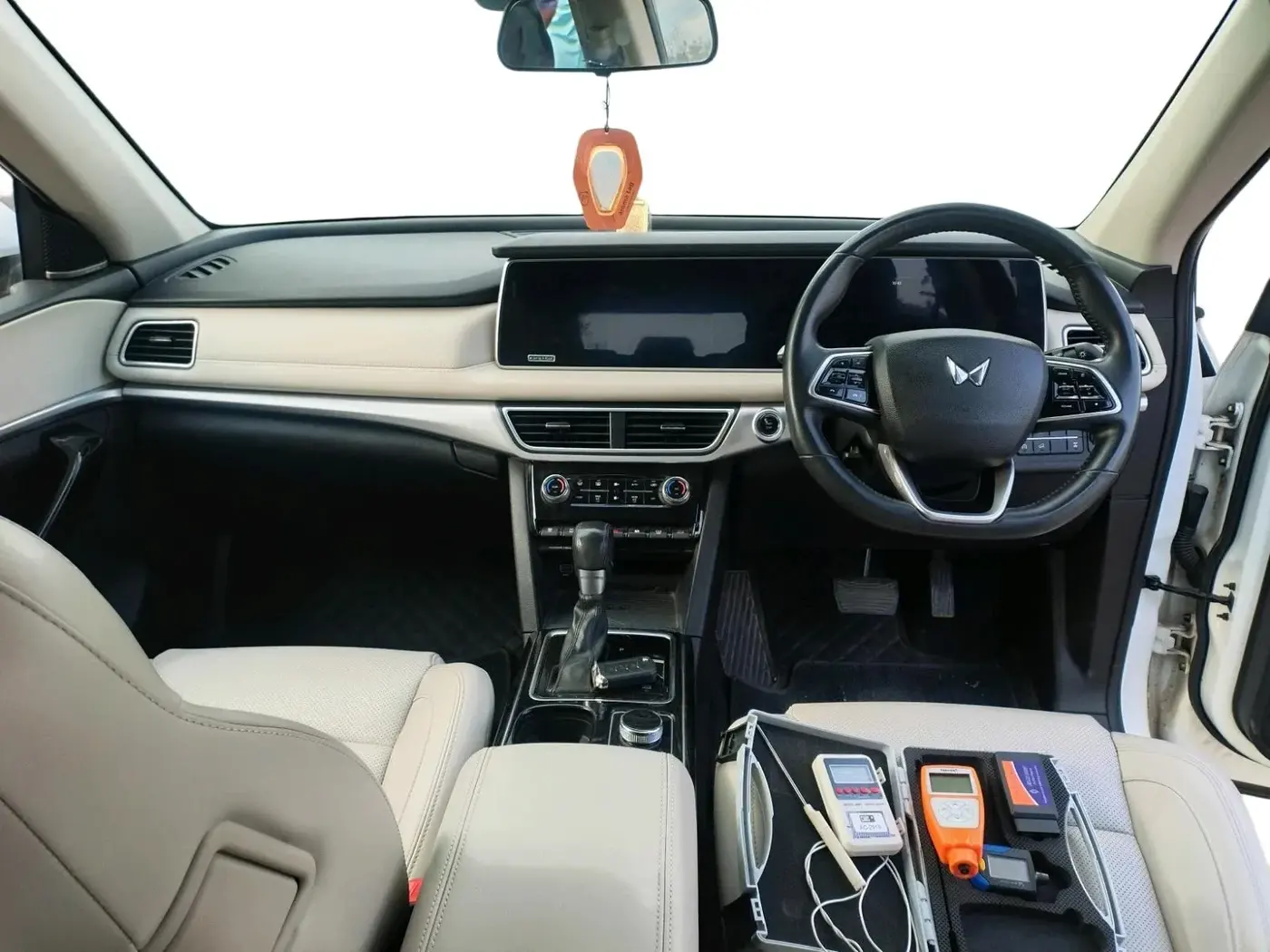 2023 Mahindra XUV700 AX 7 LUXURY D AWD AT 7 STR, Diesel, Automatic, 96,340 km, interior