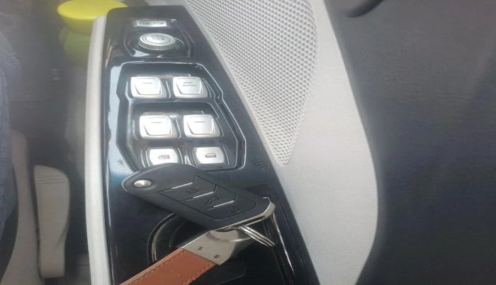 2023 Mahindra XUV300 W8 (O) 1.5 DIESEL, Diesel, Manual, 39,216 km, interior