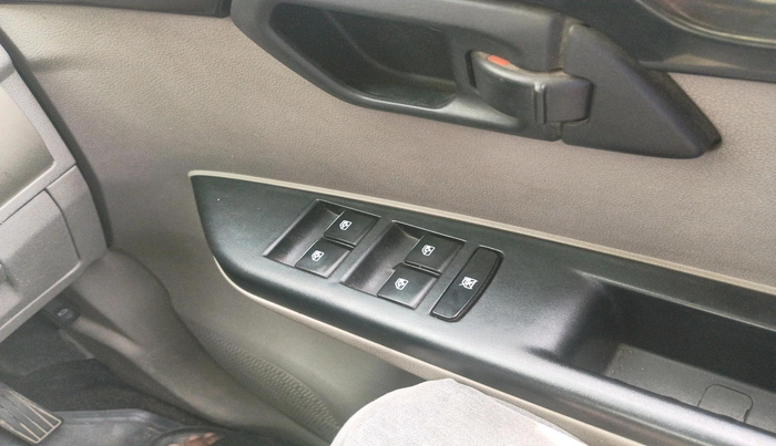 2016 Mahindra Kuv100 K4 PLUS 6 STR, Petrol, Manual, 59,133 km, interior