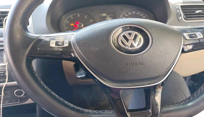 2014 Volkswagen Polo HIGHLINE1.2L, Petrol, Manual, 1,43,968 km, interior