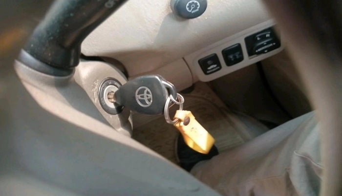 2013 Toyota Innova 2.5 VX 8 STR, Diesel, Manual, 3,91,904 km, interior