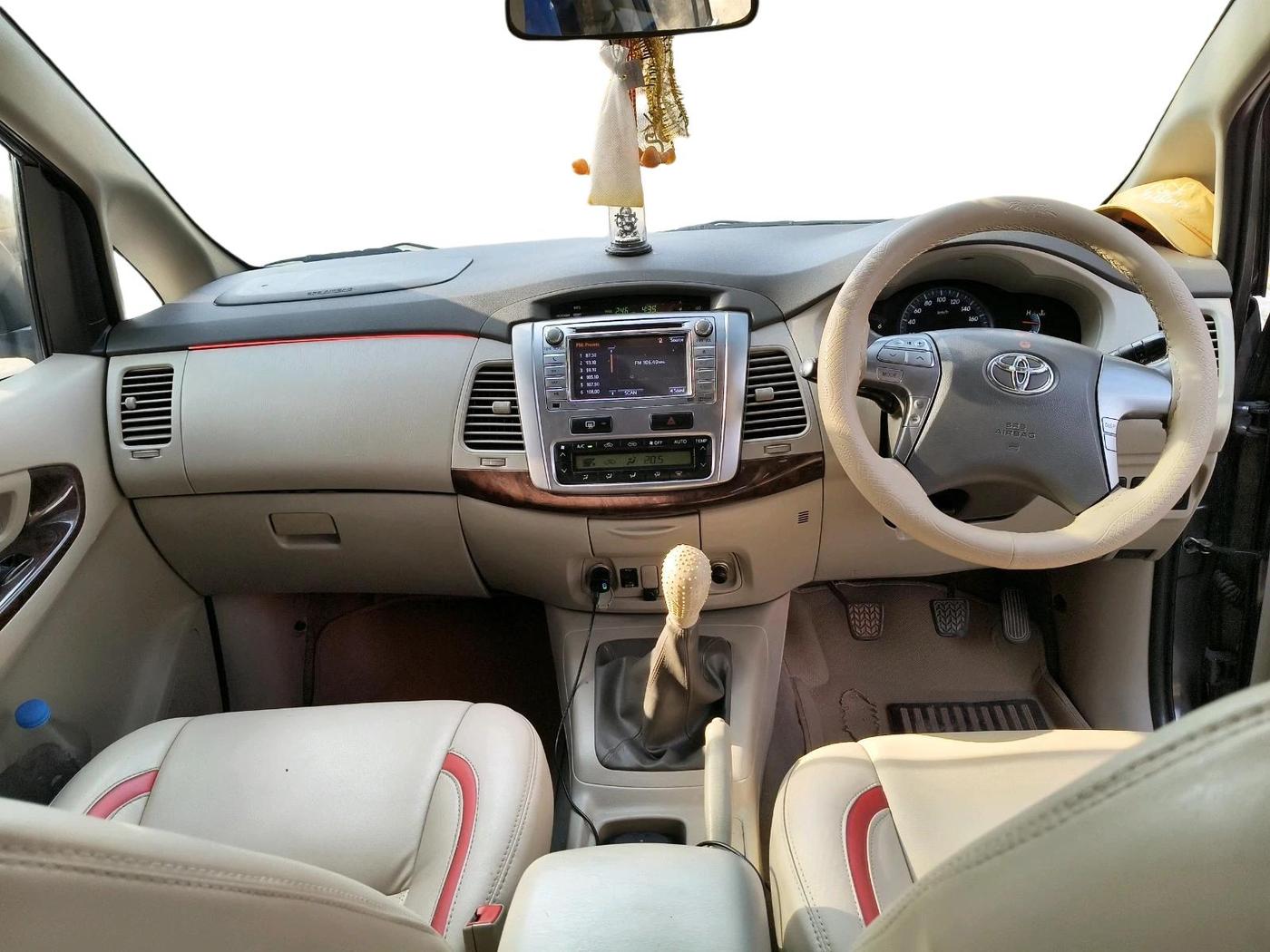 2014 Toyota Innova 2.5 VX 8 STR, Diesel, Manual, 1,34,676 km, interior