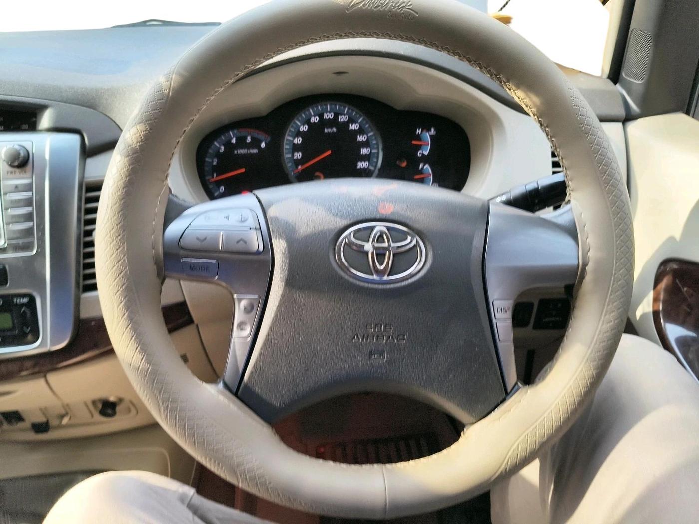 2014 Toyota Innova 2.5 VX 8 STR, Diesel, Manual, 1,34,676 km, interior