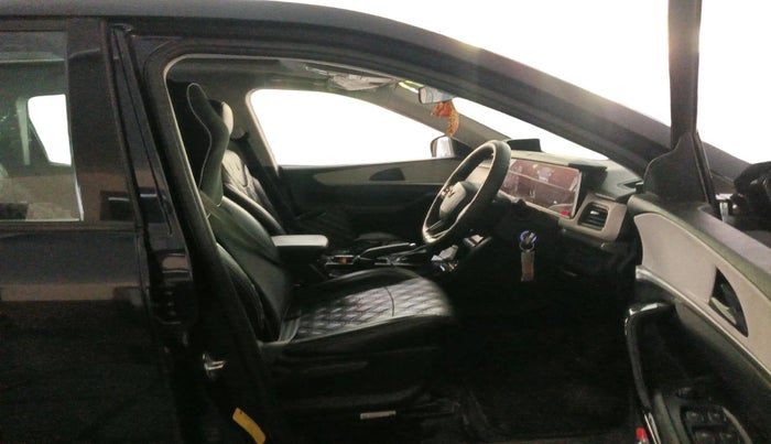2023 Mahindra XUV700 AX 5 D AT 7 STR, Diesel, Automatic, 40,296 km, interior