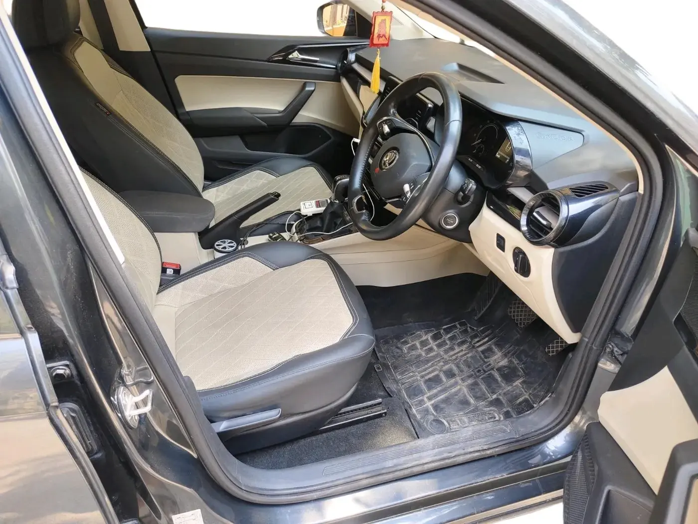 2023 Skoda SLAVIA STYLE 1.0L TSI AT, Petrol, Automatic, 64,369 km, interior