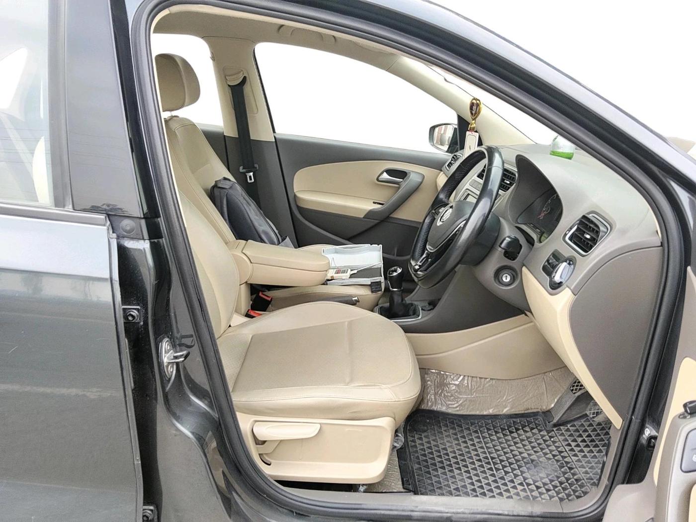 2017 Volkswagen Vento HIGHLINE 1.6 MPI, Petrol, Manual, 45,833 km, interior