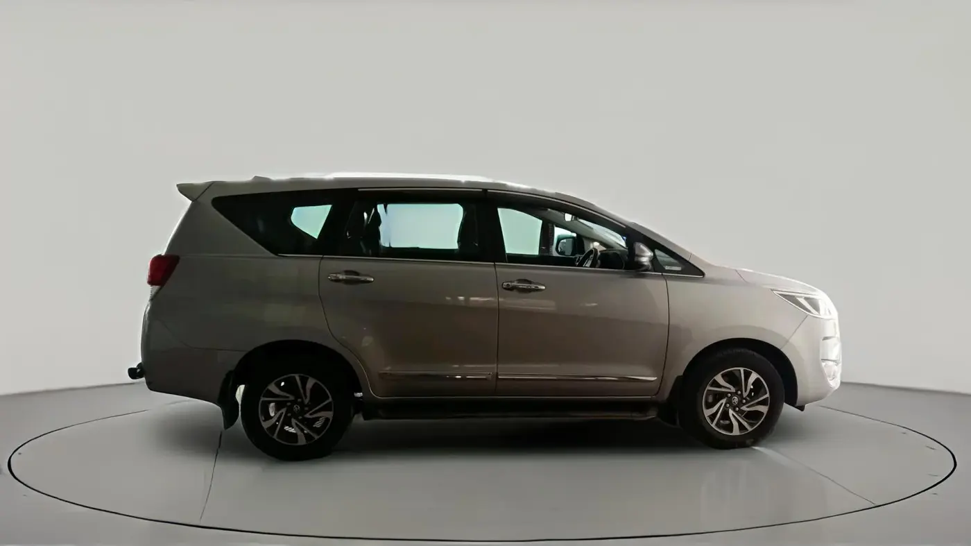 2025 Toyota Innova Crysta GX Plus 8 STR, Diesel, Manual, 15,374 km, exterior