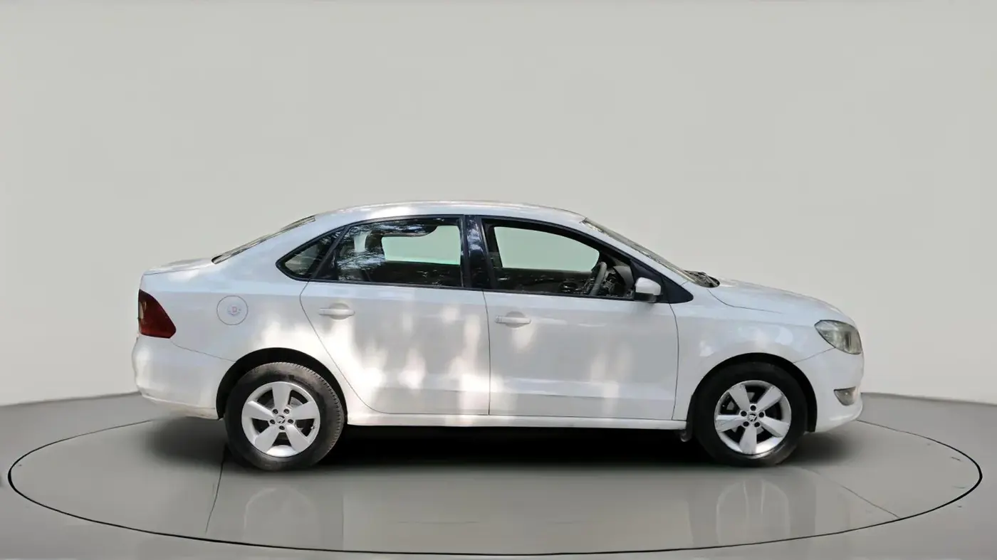 2015 Skoda Rapid 1.5 TDI CR AMBITION WITH ALLOY, Diesel, Manual, 2,00,931 km, exterior