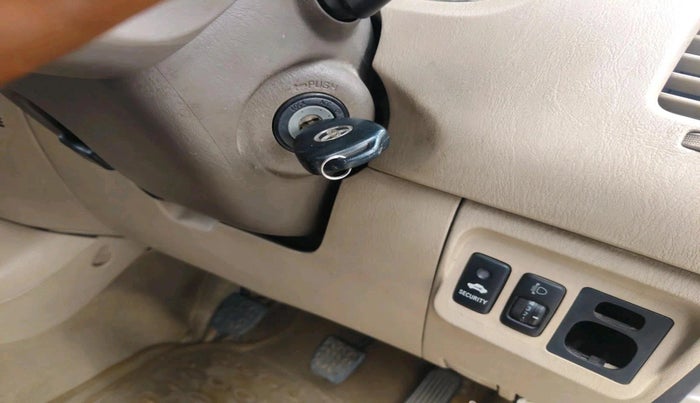 2008 Toyota Innova V 2.5 8 STR, Diesel, Manual, 2,87,079 km, interior