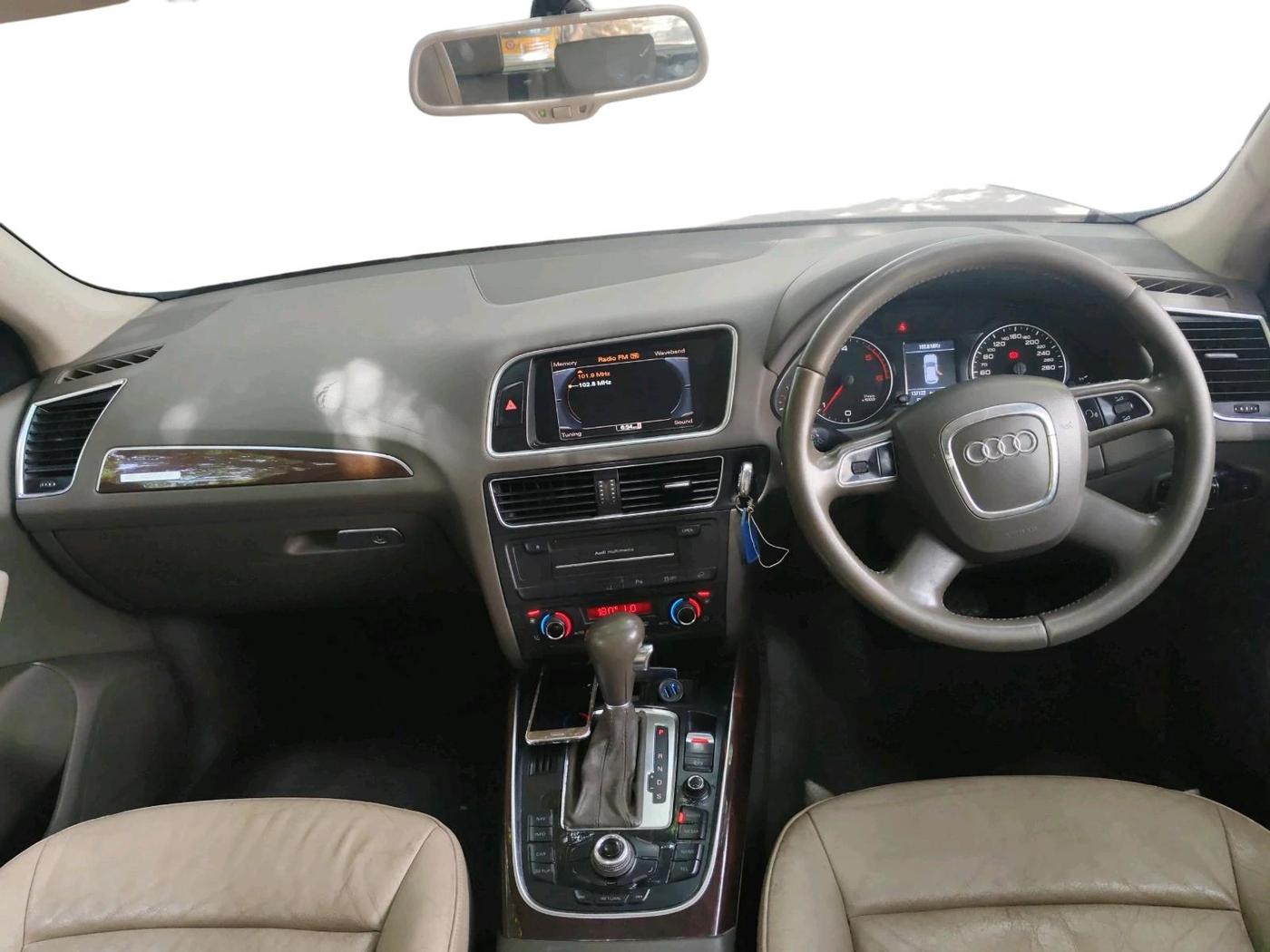 2011 Audi Q5 2.0 TDI QUATTRO, Diesel, Automatic, 1,37,122 km, interior