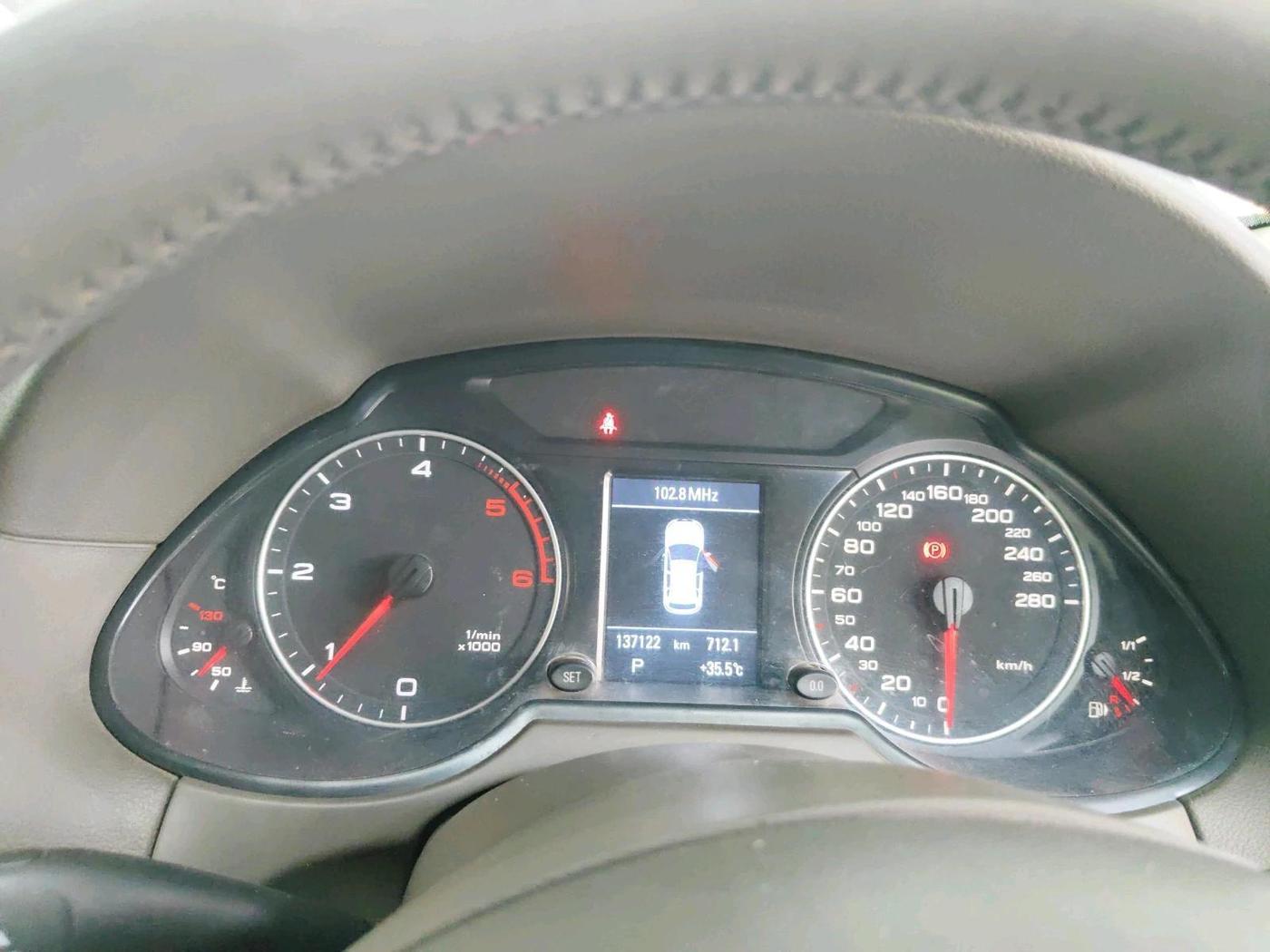 2011 Audi Q5 2.0 TDI QUATTRO, Diesel, Automatic, 1,37,122 km, interior