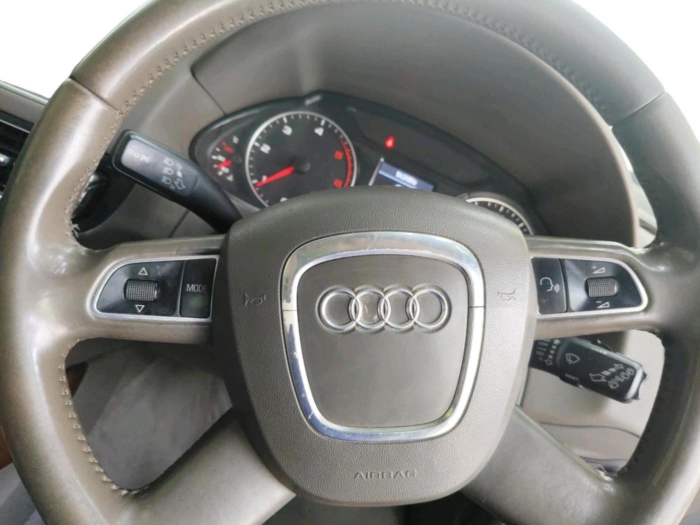 2011 Audi Q5 2.0 TDI QUATTRO, Diesel, Automatic, 1,37,122 km, interior