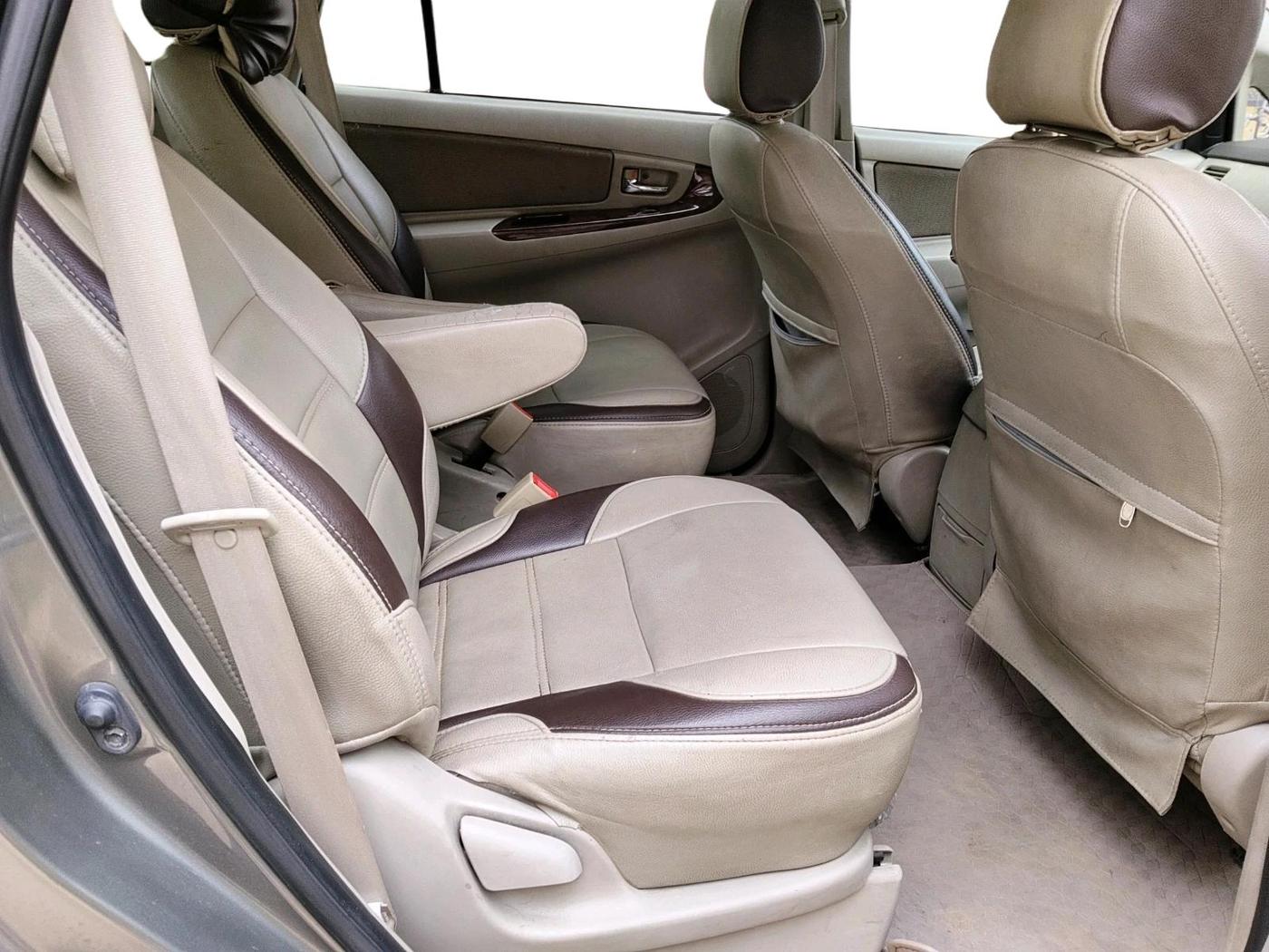 2013 Toyota Innova 2.5 VX 7 STR, Diesel, Manual, 2,03,913 km, interior