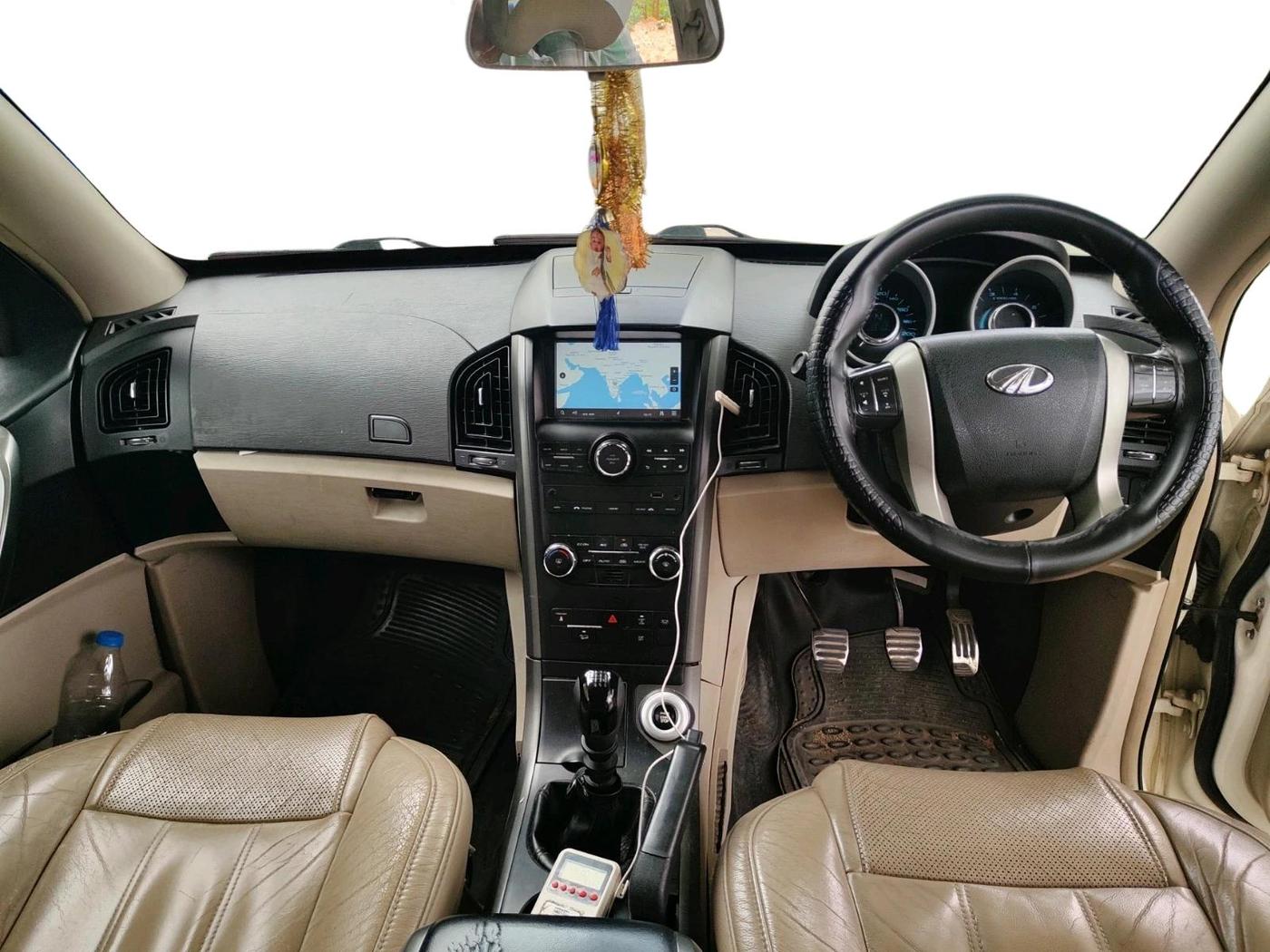 2016 Mahindra XUV500 W10, Diesel, Manual, 1,39,196 km, interior