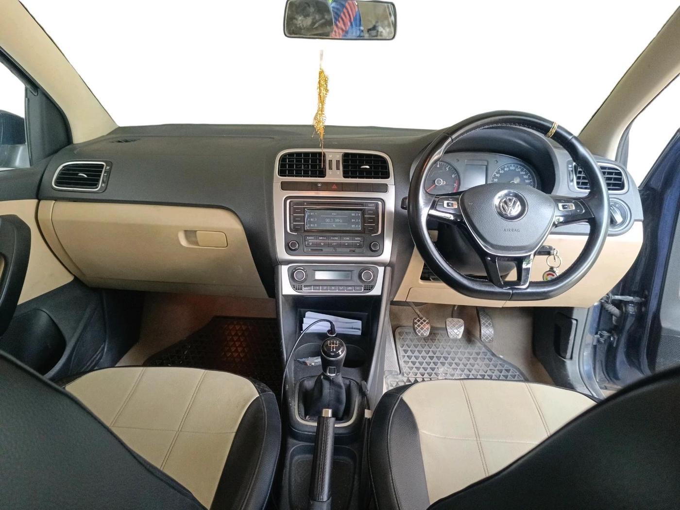 2014 Volkswagen Polo HIGHLINE1.2L, Petrol, Manual, 1,06,334 km, interior