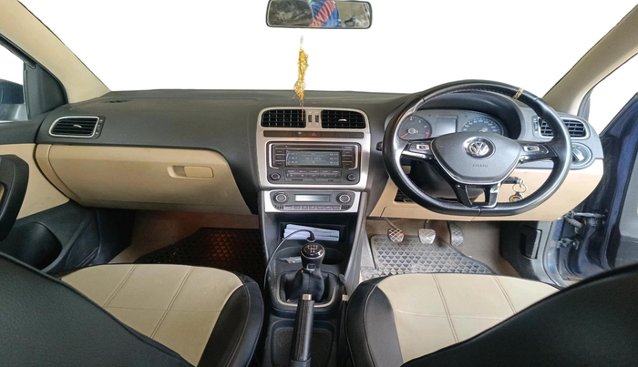 2014 Volkswagen Polo HIGHLINE1.2L, Petrol, Manual, 1,06,334 km, interior