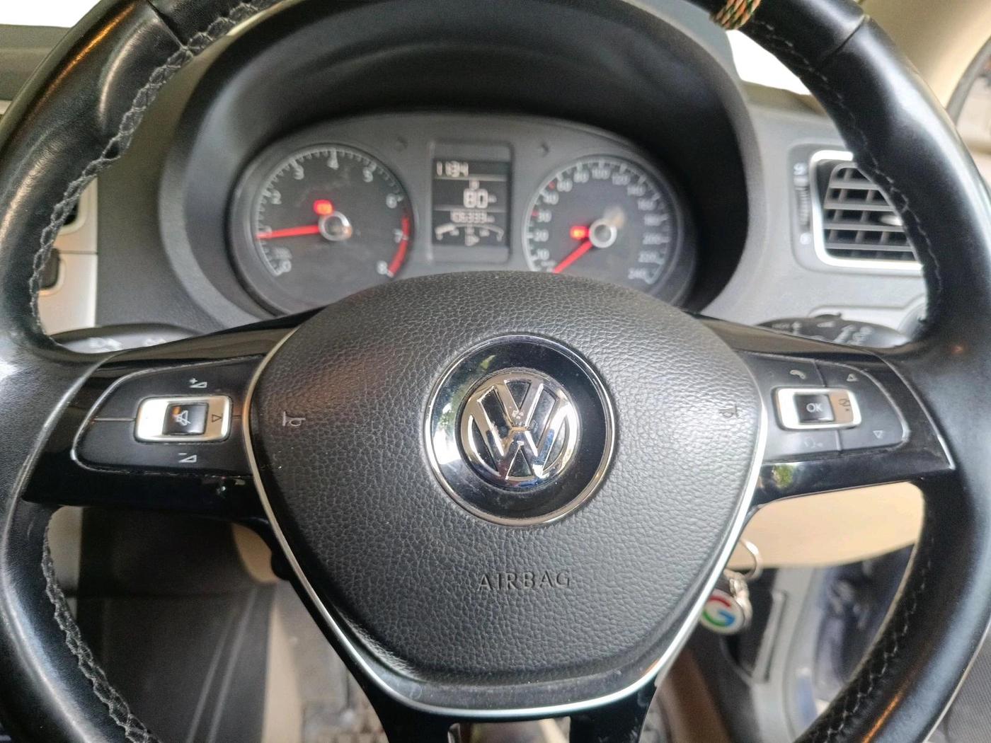 2014 Volkswagen Polo HIGHLINE1.2L, Petrol, Manual, 1,06,334 km, interior
