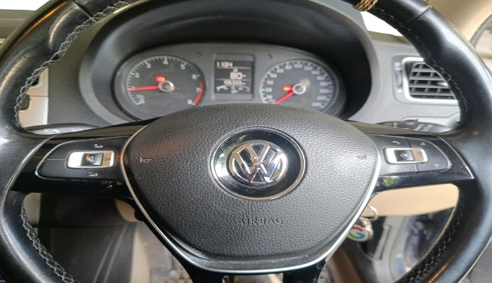 2014 Volkswagen Polo HIGHLINE1.2L, Petrol, Manual, 1,06,334 km, interior