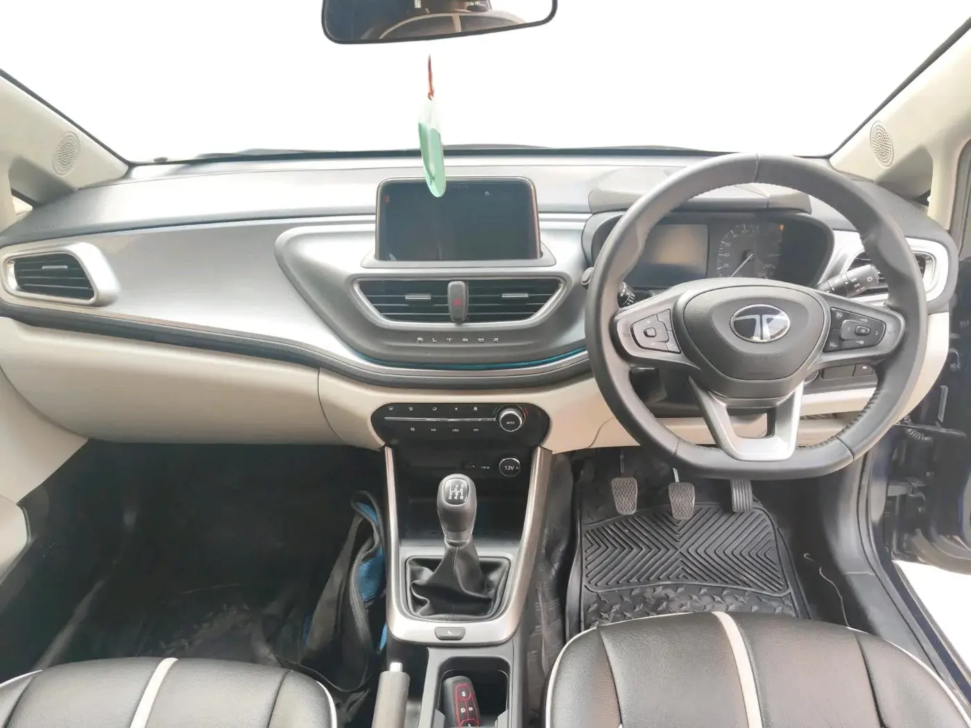 2024 Tata ALTROZ XZ + SUNROOF, Petrol, Manual, 6,108 km, interior