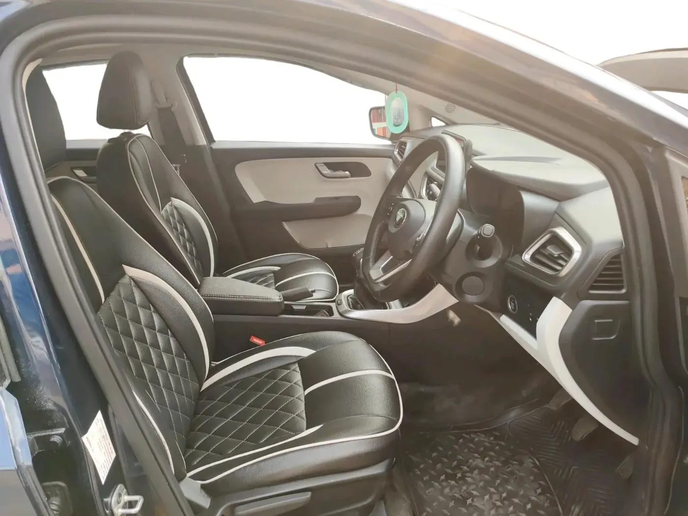 2024 Tata ALTROZ XZ + SUNROOF, Petrol, Manual, 6,108 km, interior