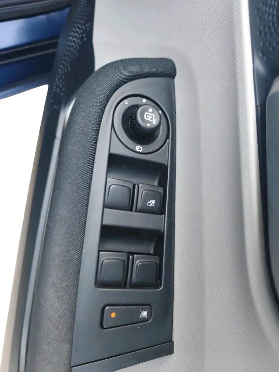 2024 Tata ALTROZ XZ + SUNROOF, Petrol, Manual, 6,108 km, interior
