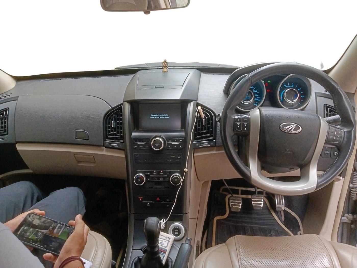 2015 Mahindra XUV500 W10, Diesel, Manual, 1,23,609 km, interior