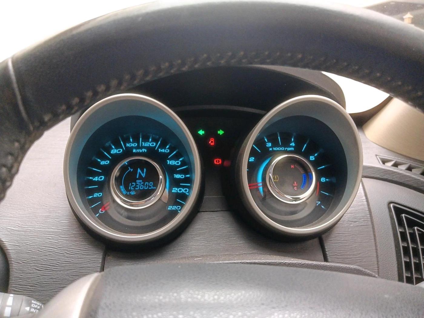 2015 Mahindra XUV500 W10, Diesel, Manual, 1,23,609 km, interior