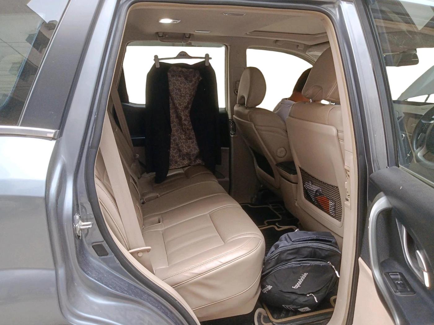 2015 Mahindra XUV500 W10, Diesel, Manual, 1,23,609 km, interior