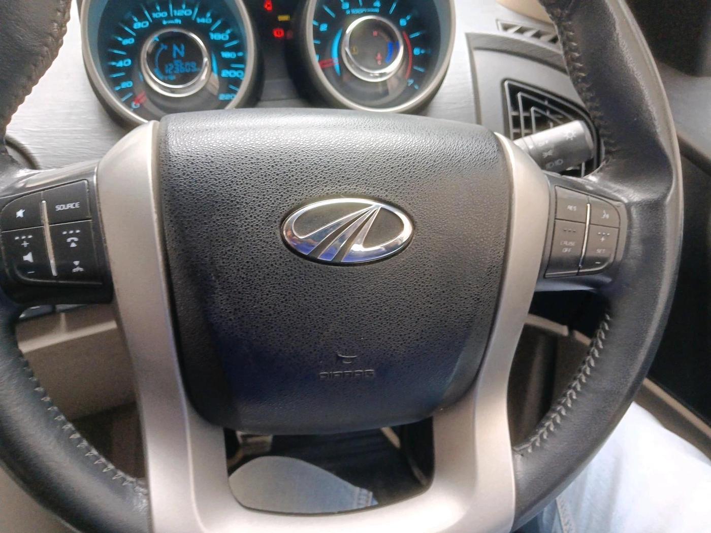 2015 Mahindra XUV500 W10, Diesel, Manual, 1,23,609 km, interior
