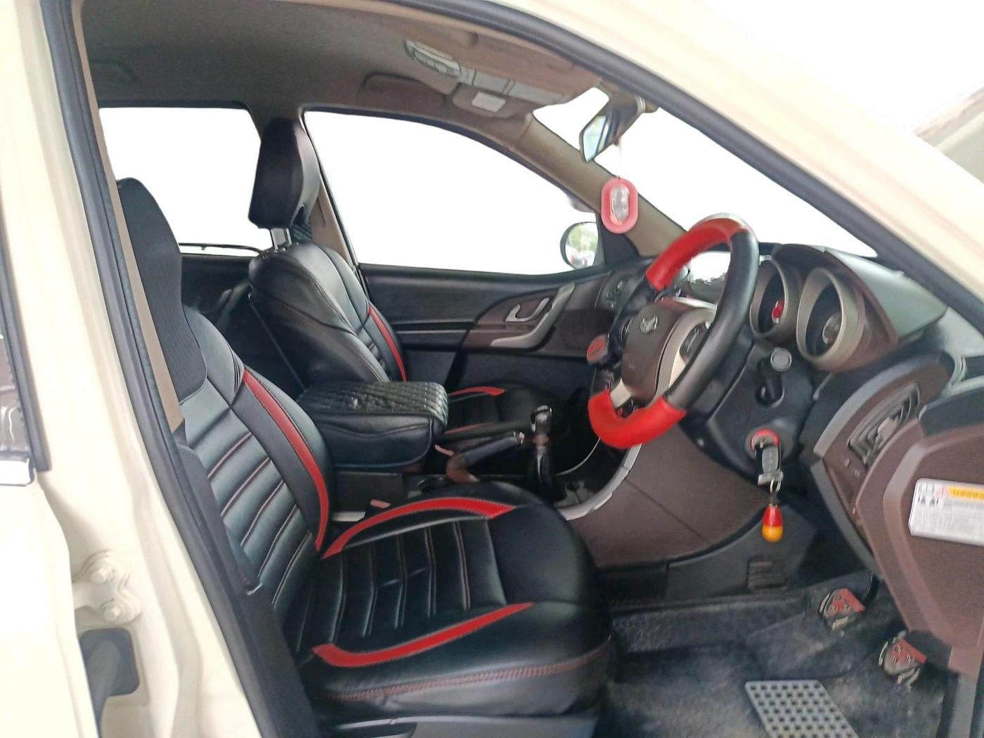2014 Mahindra XUV500 W8, Diesel, Manual, 1,62,707 km, interior