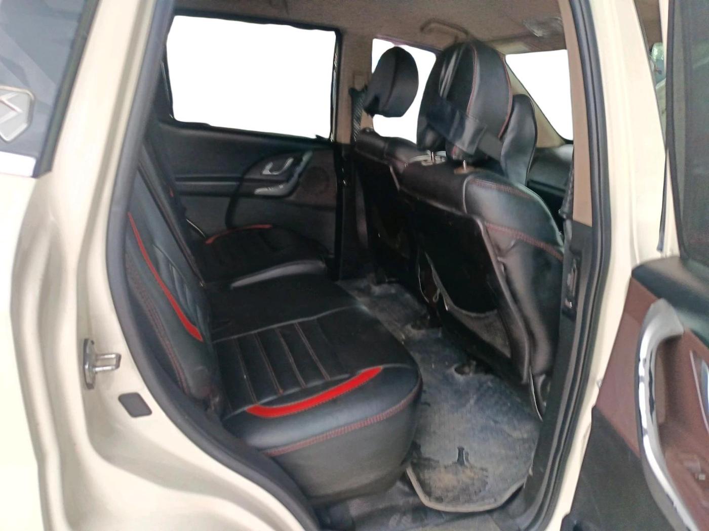 2014 Mahindra XUV500 W8, Diesel, Manual, 1,62,707 km, interior