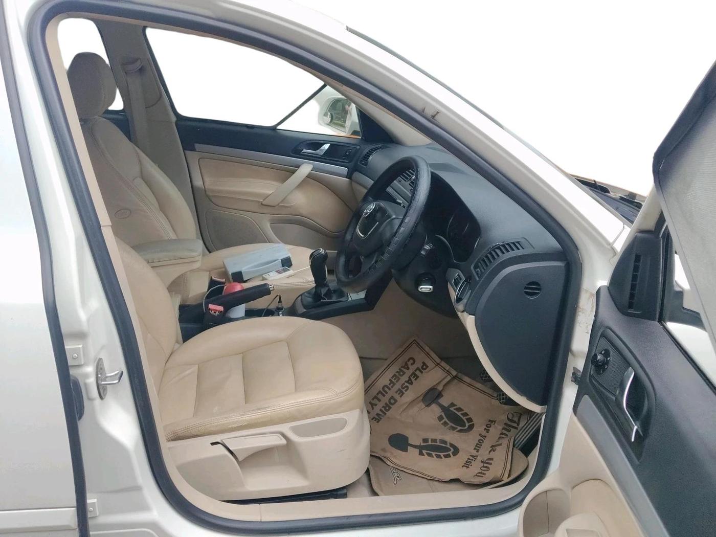 2011 Skoda Laura ACTIVE 1.8 TSI, Petrol, Manual, 1,02,416 km, interior