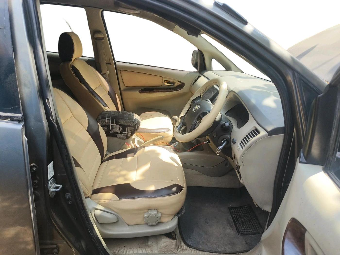 2012 Toyota Innova 2.5 VX 7 STR, Diesel, Manual, 1,53,870 km, interior