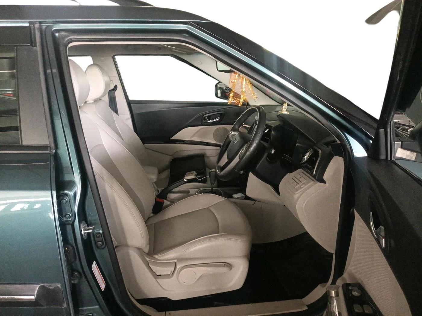 2023 Mahindra XUV300 W8 (O) 1.2 PETROL AMT, Petrol, Automatic, 65,163 km, interior