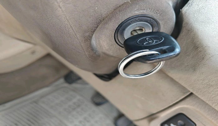 2006 Toyota Innova V 2.5 8 STR, Diesel, Manual, 1,77,879 km, interior