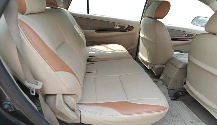 2006 Toyota Innova V 2.5 8 STR, Diesel, Manual, 1,77,879 km, interior