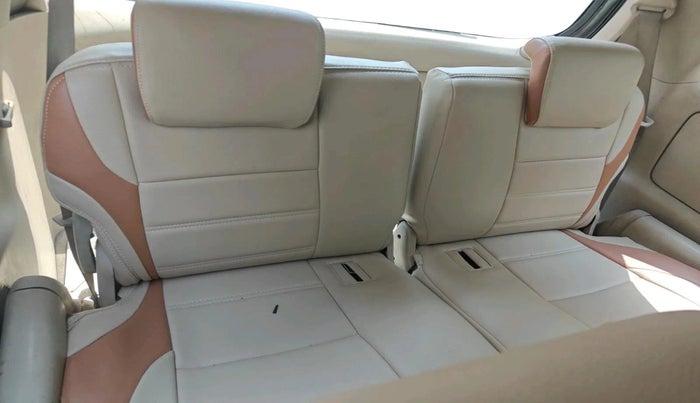 2006 Toyota Innova V 2.5 8 STR, Diesel, Manual, 1,77,879 km, interior