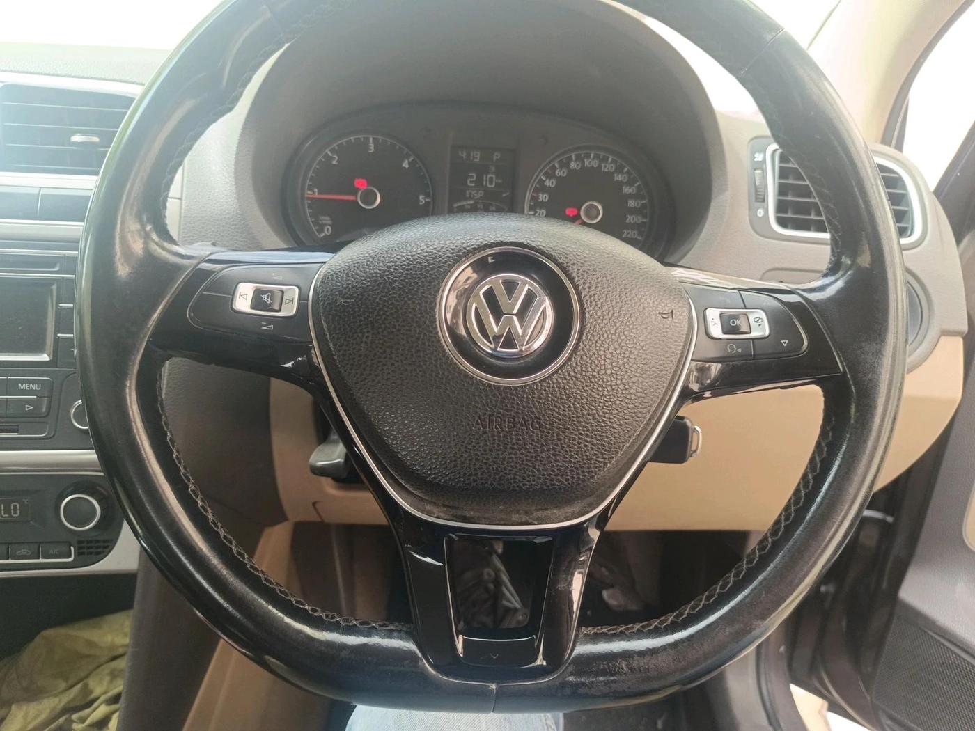 2015 Volkswagen Vento HIGHLINE PLUS 1.5 AT 16 ALLOY, Diesel, Automatic, 1,17,949 km, interior