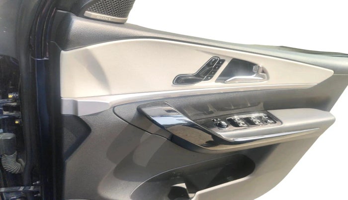 2022 Mahindra XUV700 AX 7 LUXURY D AT 7 STR, Diesel, Automatic, 51,775 km, interior