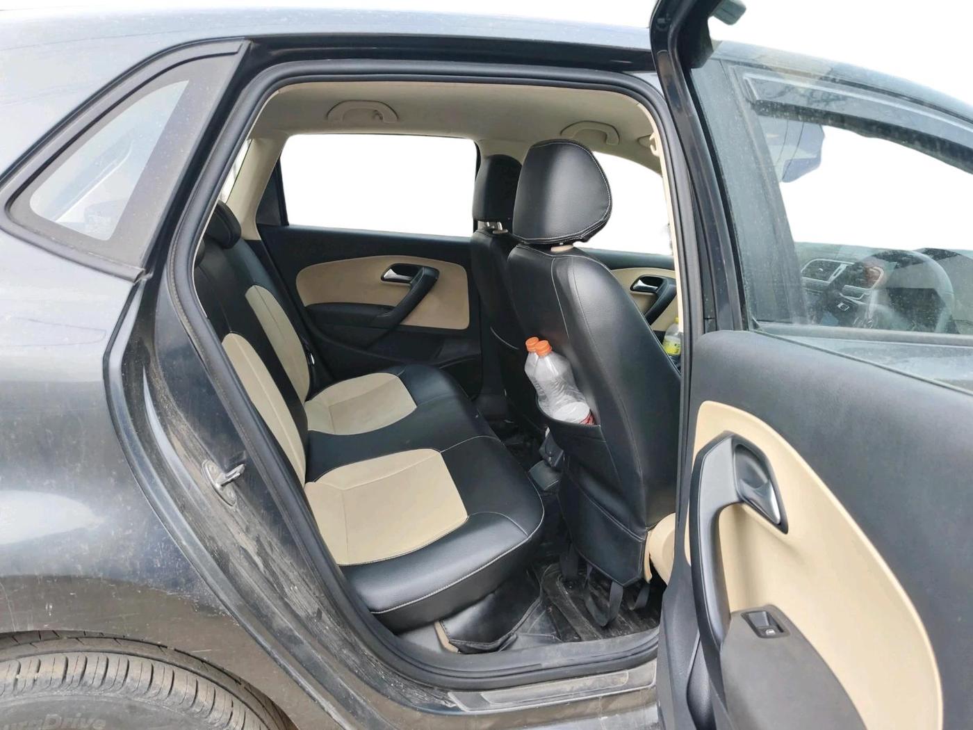 2014 Volkswagen Polo HIGHLINE1.5L, Diesel, Manual, 1,23,908 km, interior
