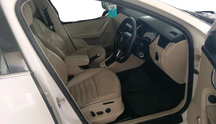 2016 Skoda Octavia 2.0 TDI CR STYLE PLUS AT, Diesel, Automatic, 2,01,534 km, interior