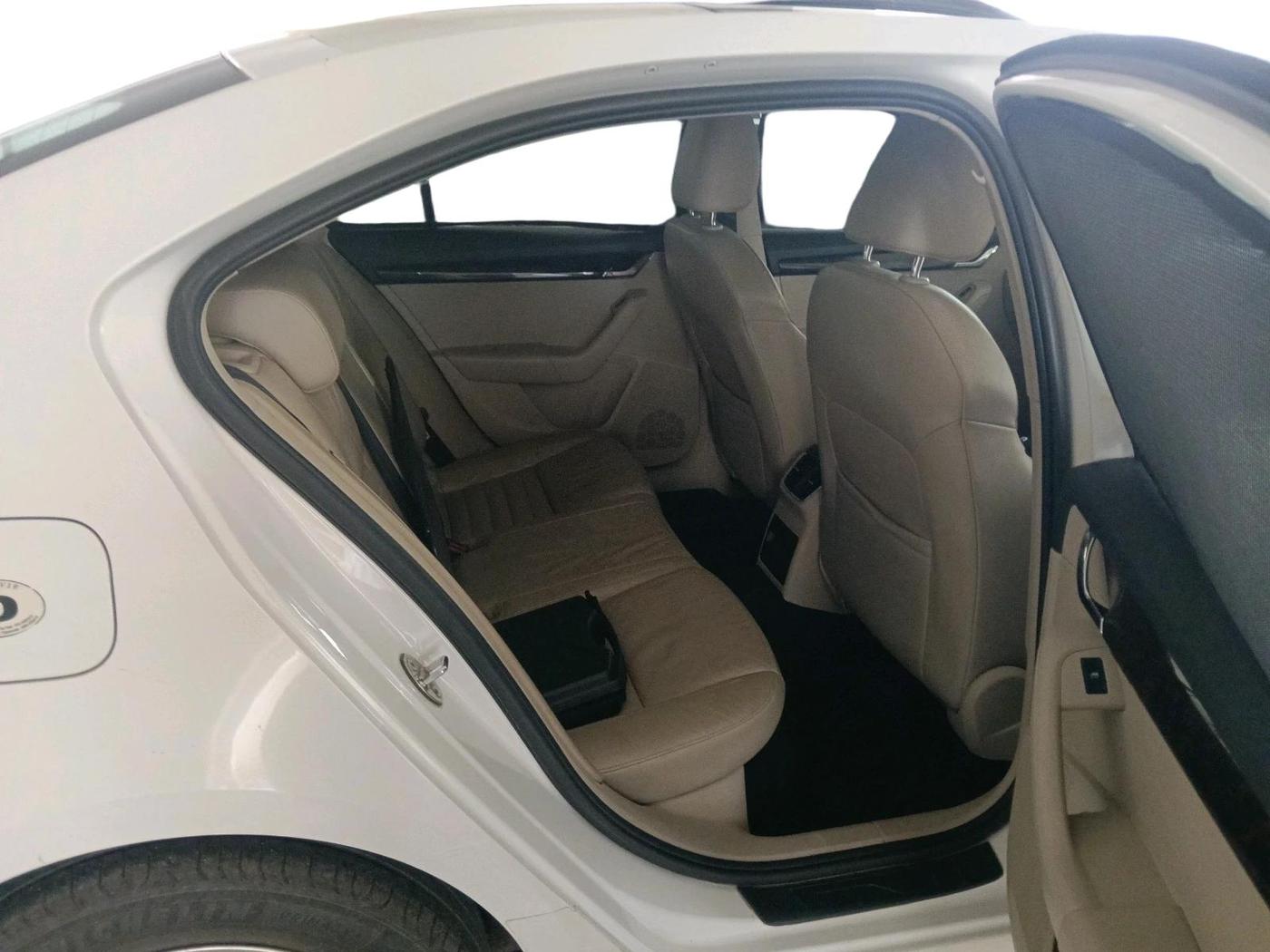 2016 Skoda Octavia 2.0 TDI CR STYLE PLUS AT, Diesel, Automatic, 2,01,534 km, interior