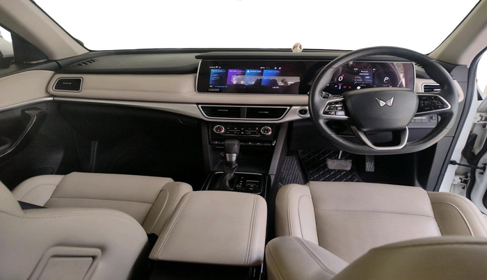 2022 Mahindra XUV700 AX 7 LUXURY P AT 7 STR, Petrol, Automatic, 57,701 km, interior