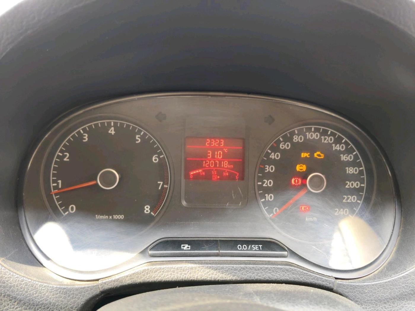 2011 Volkswagen Polo HIGHLINE 1.6L, Petrol, Manual, 1,20,718 km, interior