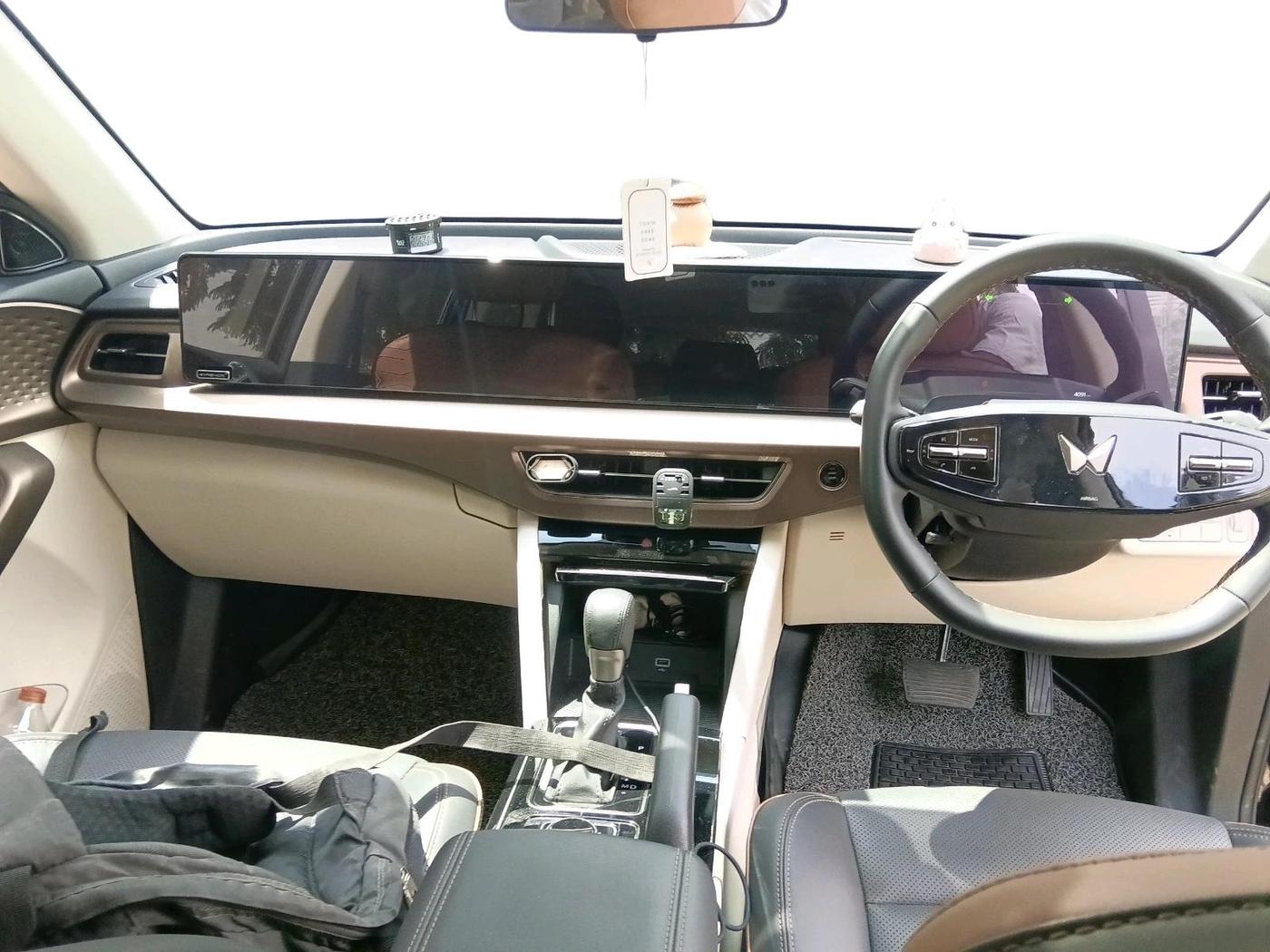 2026 Mahindra XUV 7XO AX7 2WD Petrol 2.0L Turbo Automatic 7 STR, Petrol, Automatic, 4,091 km, interior