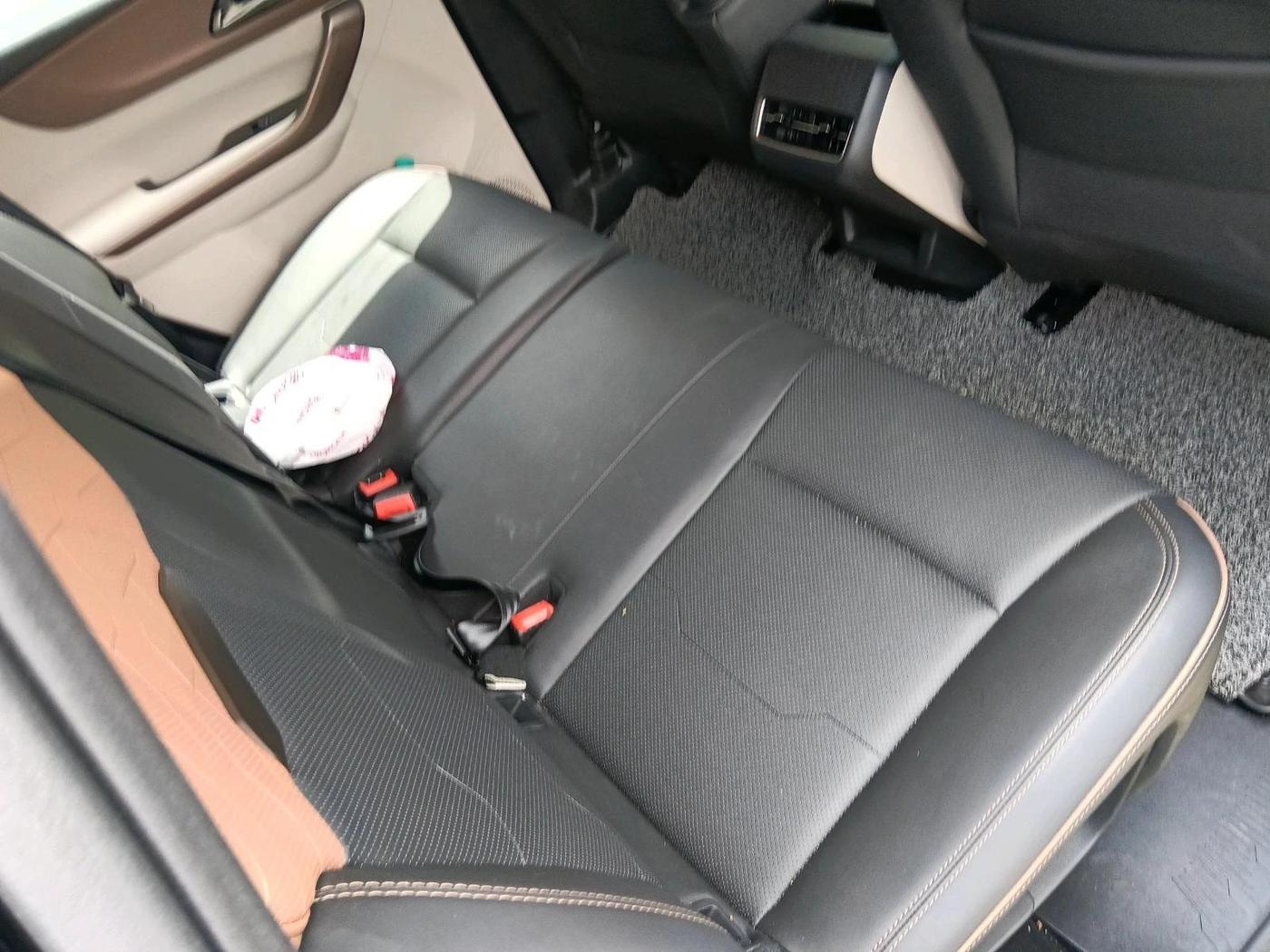 2026 Mahindra XUV 7XO AX7 2WD Petrol 2.0L Turbo Automatic 7 STR, Petrol, Automatic, 4,091 km, interior